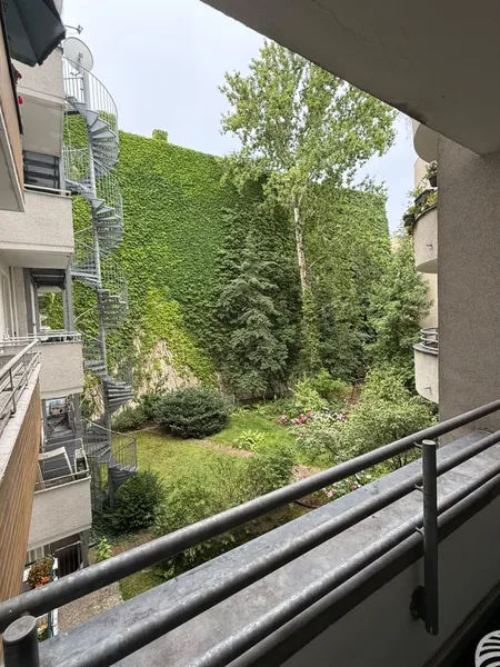 Vollständig möblierte 2-Zimmer-Wohnung mit Balkon im Zentrum — photo 1